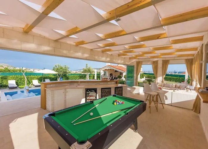 Luxury Malo Τρογκίρ